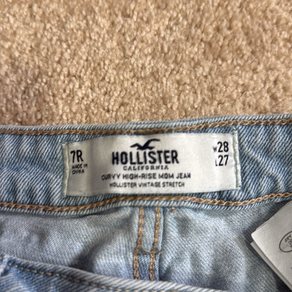 Hollister Curvy High Rise Mom Jean 
size 7R
Light wash - Picture 2 of 7